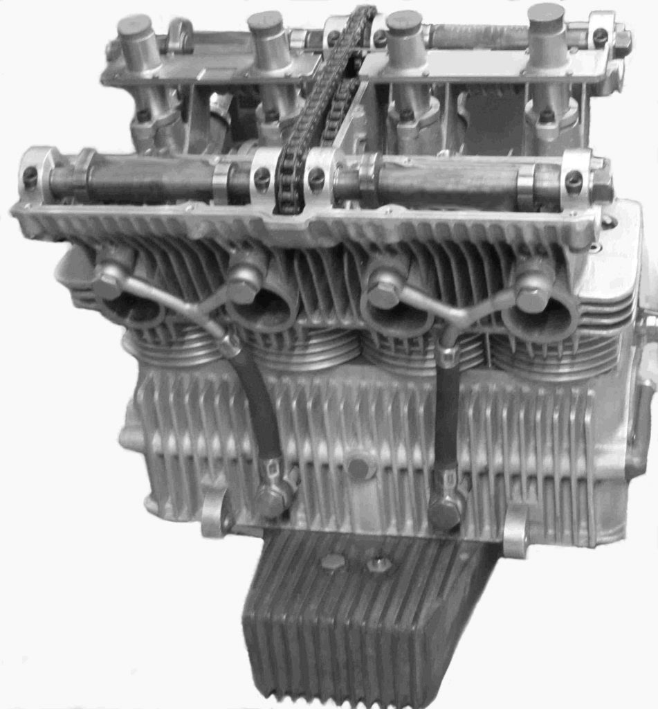 Motor von vorn mit Ölleitungen und Ölwanne (Fassungsvermögen 4,5 l)