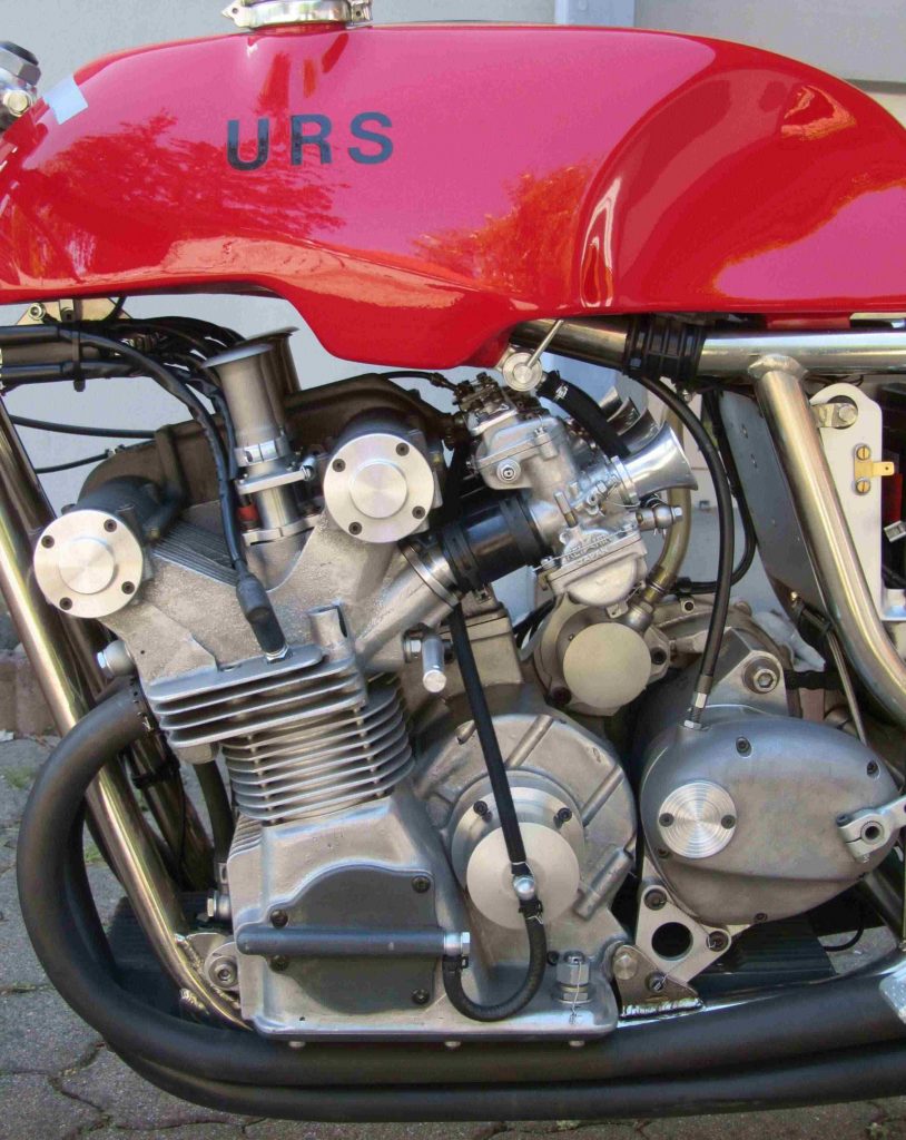 URS-500-Motor: luftgekühlter 4-Zylinder-4-Takt-Reihenmotor mit 500 ccm , ca. 80 PS bei 13.000 U/min auffällig: 4 obenliegende Ansaugstutzen nur für Luft, 4 Keihin-Rennvergaser